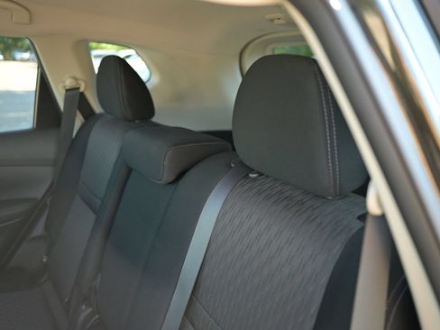 Used 2017 Nissan Rogue SV AWD/4WD image 34