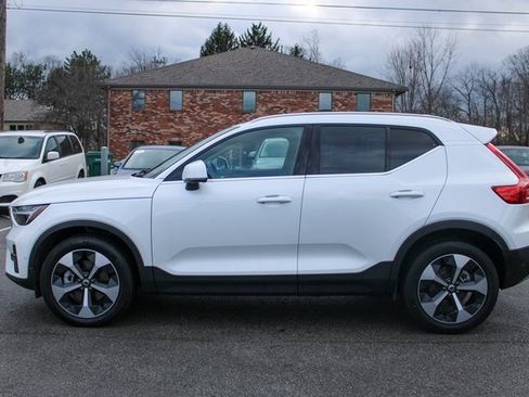 Used 2025 Volvo XC40 B5 Plus image 5