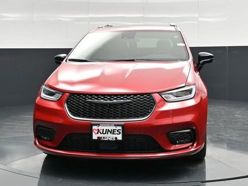 New 2026 Chrysler Pacifica Limited FWD image 2