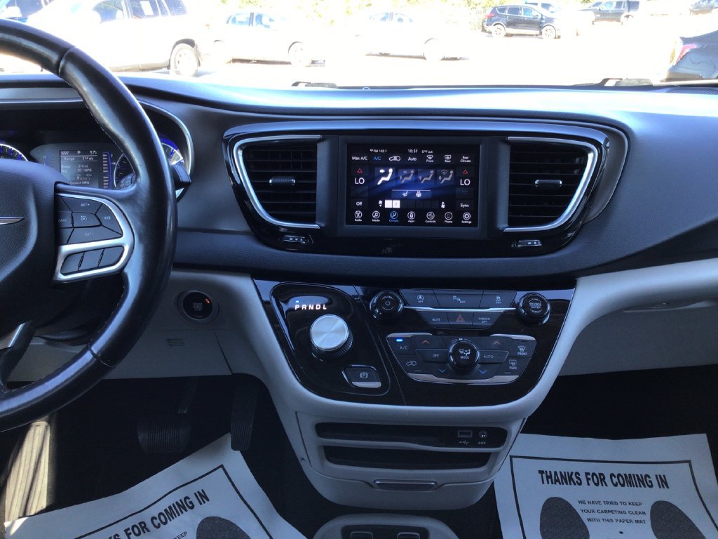 Used 2020 Chrysler Pacifica Touring-L FWD image 18