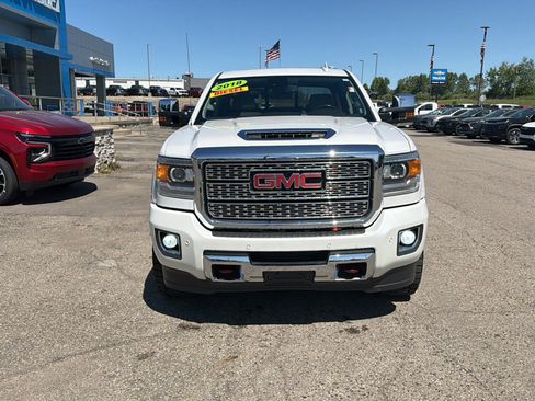 Used 2018 GMC Sierra 2500 Denali w/ Suspension Package, Off-Road AWD/4WD image 2