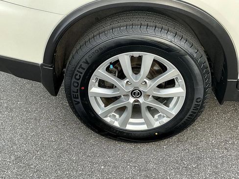 Used 2017 Nissan Rogue SV image 9