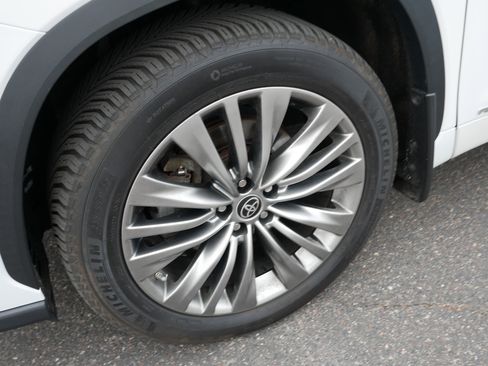 Used 2022 Toyota Highlander Platinum image 9