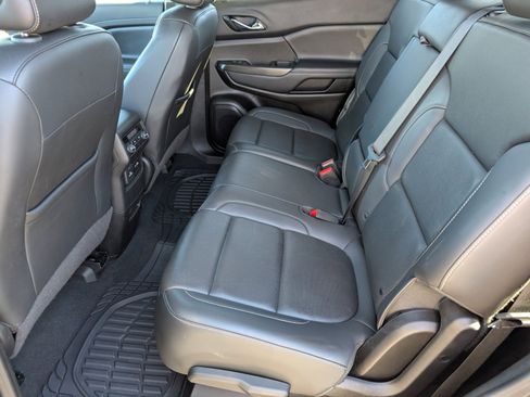 Used 2023 GMC Acadia SLT image 13