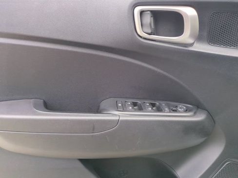 Used 2025 Hyundai Venue SEL FWD image 11
