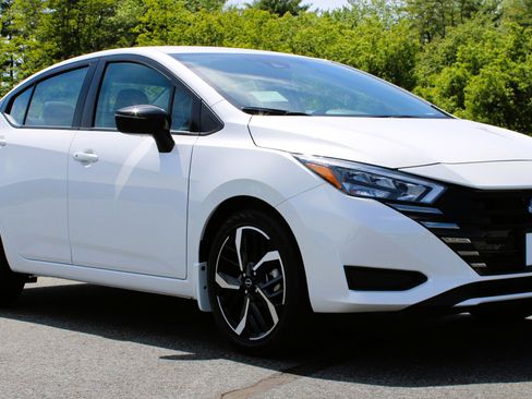 Used 2025 Nissan Versa SR w/ Trunk Package FWD image 4
