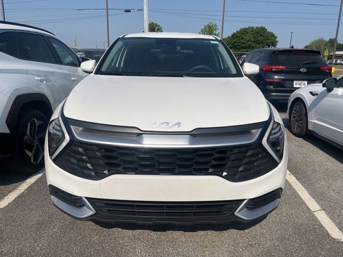 Used 2025 Kia Sportage LX FWD image 2