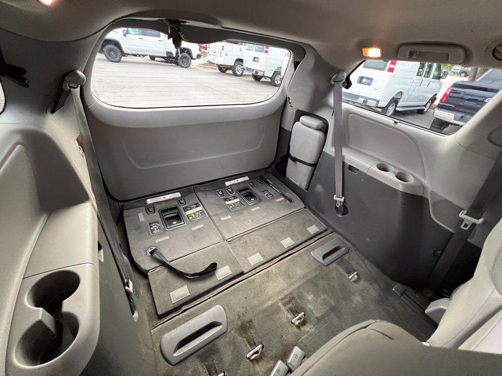Used 2017 Toyota Sienna FWD image 26