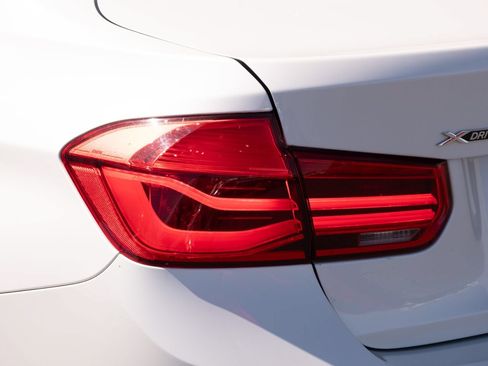 Used 2018 BMW 320i xDrive Sedan w/ Convenience Package AWD/4WD image 24