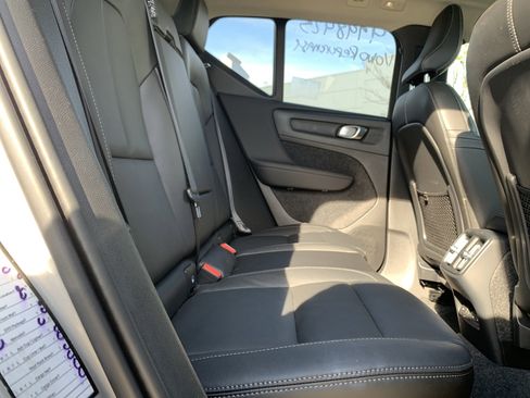 Used 2025 Volvo XC40 B5 Core image 33