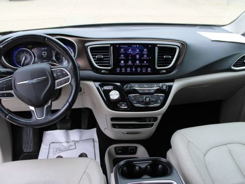 Used 2018 Chrysler Pacifica Touring-L Plus FWD image 29