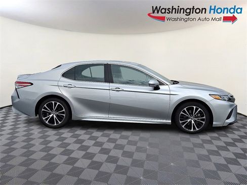 Used 2018 Toyota Camry SE w/ Moonroof Package image 7