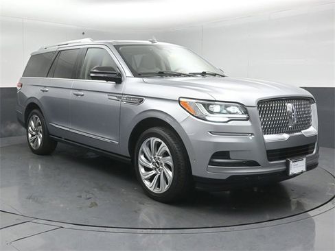 Used 2022 Lincoln Navigator Reserve image 1