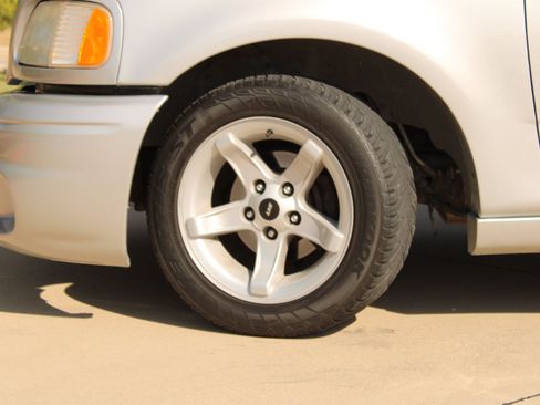 Used 2000 Ford F150 Lightning RWD image 27