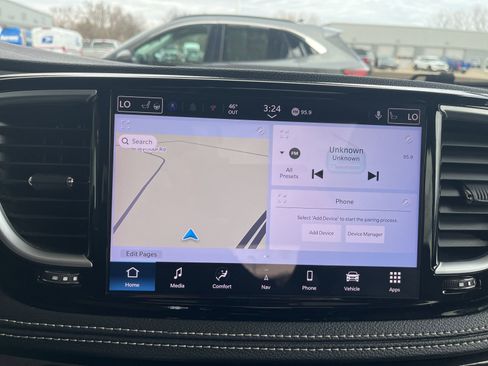 Used 2025 Chrysler Pacifica Limited image 23