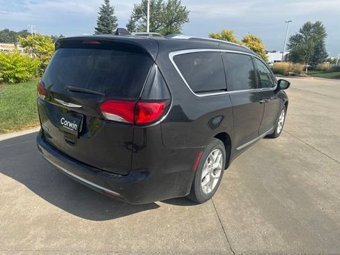 Used 2018 Chrysler Pacifica Touring-L w/ Tire & Wheel Group FWD image 7