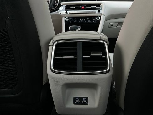 Used 2025 Genesis G70 2.5T image 13