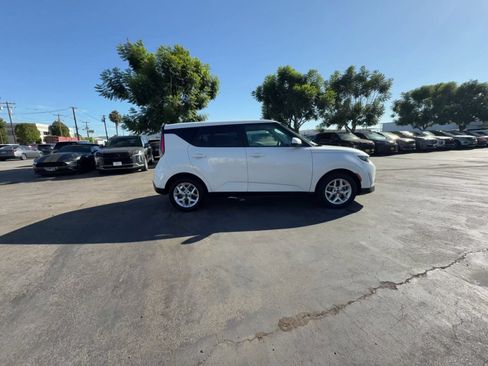 Used 2025 Kia Soul LX w/ LX Technology Package FWD image 15