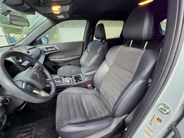 Used 2023 Mitsubishi Outlander SE Black Edition AWD/4WD image 4
