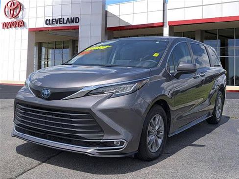 Used 2023 Toyota Sienna XLE FWD image 5