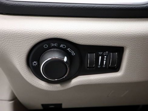 Used 2023 Chrysler Voyager LX FWD image 26