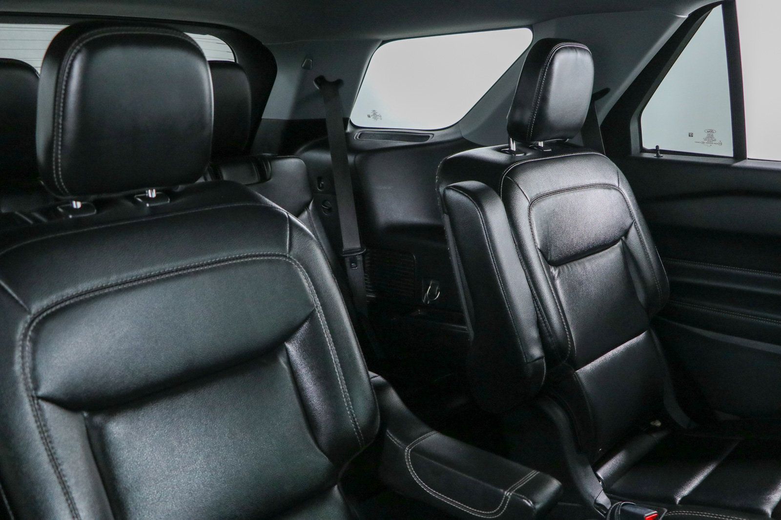 Used 2021 Ford Explorer XLT w/ Equipment Group 202A AWD/4WD image 28