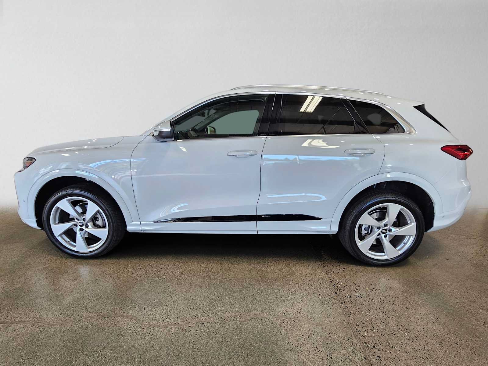Used 2025 Audi Q5 Premium w/ Convenience Package AWD/4WD image 6