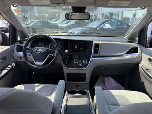 Used 2018 Toyota Sienna LE w/ Carpet Mat Package FWD image 15
