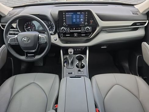 Used 2021 Toyota Highlander XLE FWD image 10