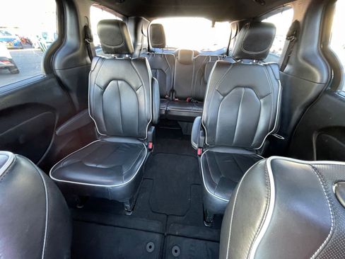Used 2025 Chrysler Pacifica Limited FWD image 42