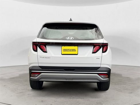 Certified 2025 Hyundai Tucson SE image 3