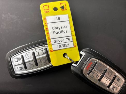 Used 2018 Chrysler Pacifica Limited FWD image 40