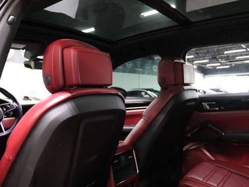 Used 2019 Porsche Cayenne image 16