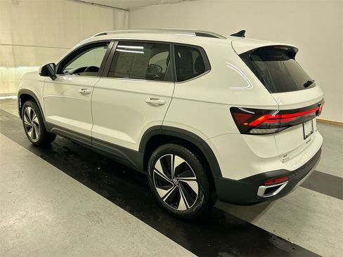 Certified 2025 Volkswagen Taos SE image 9