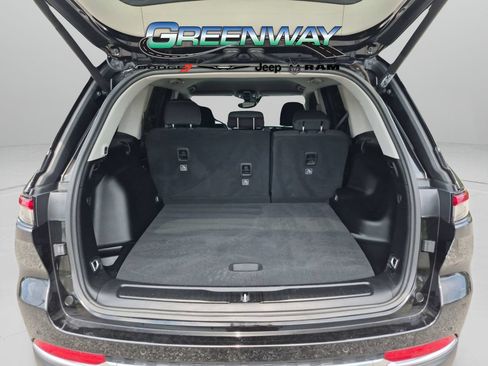 Used 2022 Jeep Grand Cherokee Laredo w/ Luxury Tech Group I AWD/4WD image 6