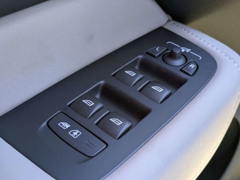 New 2026 Volvo XC60 B5 Plus w/ Protection Package Premier AWD/4WD image 32