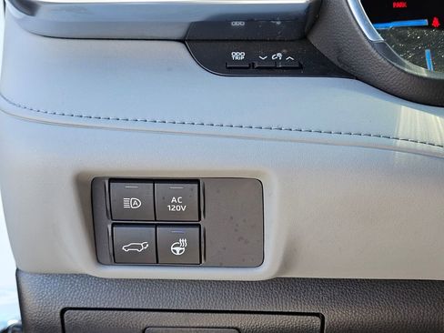 Used 2021 Toyota Highlander Limited image 26