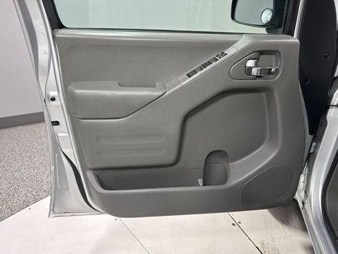 Used 2016 Nissan Frontier SV image 6