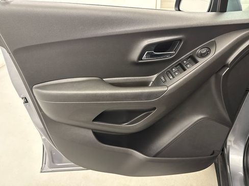 Used 2020 Chevrolet Trax LT AWD/4WD image 11