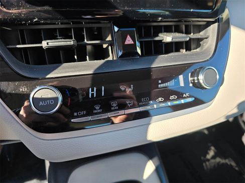 Certified 2025 Toyota Corolla LE image 27