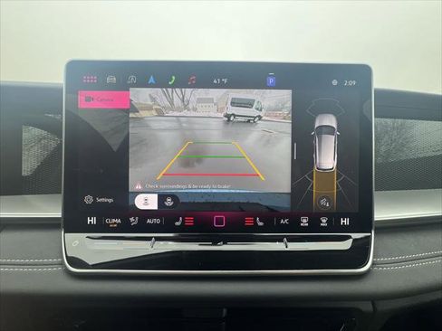 Used 2025 Volkswagen Tiguan SE image 17