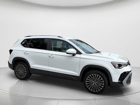 New 2026 Volkswagen Taos SE FWD image 4