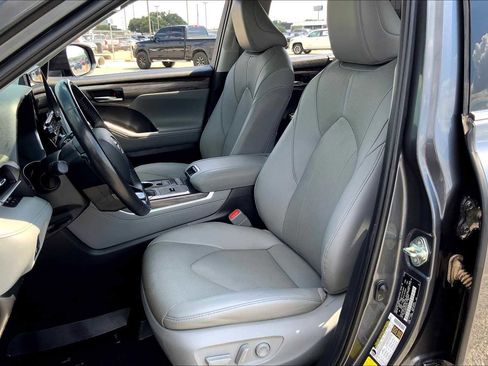 Used 2020 Toyota Highlander Limited FWD image 8