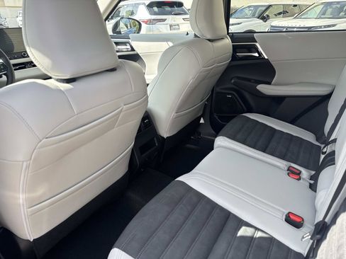 New 2026 Mitsubishi Outlander SE image 11