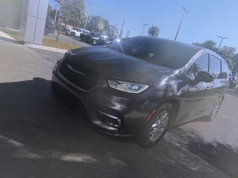 Used 2023 Chrysler Pacifica Touring-L image 6