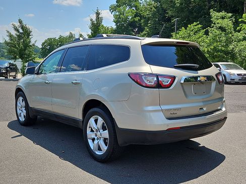 Used 2017 Chevrolet Traverse LT w/ Style and Technology Package FWD image 4