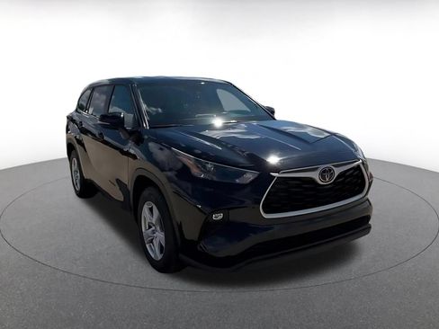 Used 2025 Toyota Highlander LE FWD image 3
