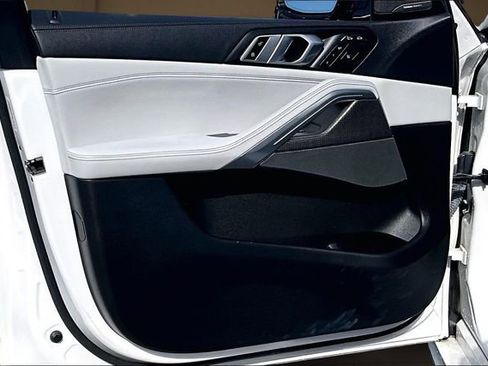 Used 2023 BMW X6 xDrive40i w/ M Sport Package image 23