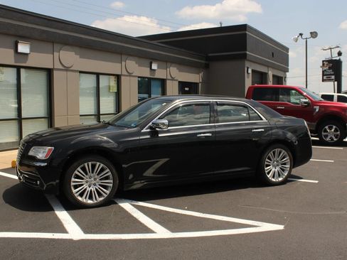 Used 2011 Chrysler 300 Limited RWD image 2