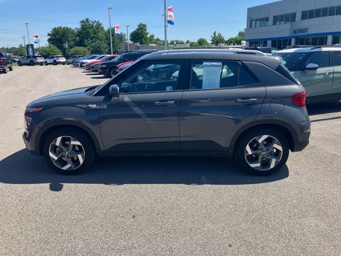 Used 2025 Hyundai Venue SEL FWD image 4